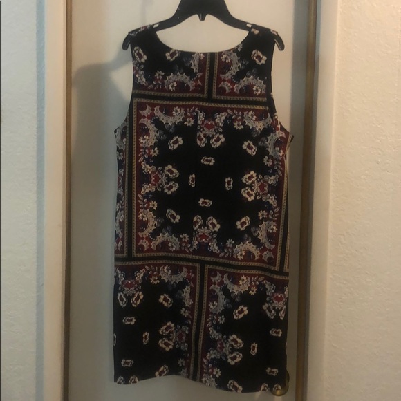 💋BOOHOO/ Chic Scarf Print Shift Dress 💋 - Picture 2 of 5